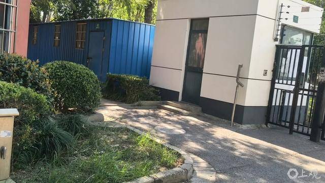 上海一小区内绿化内多处搭建铁皮房 居民呼吁还绿于民