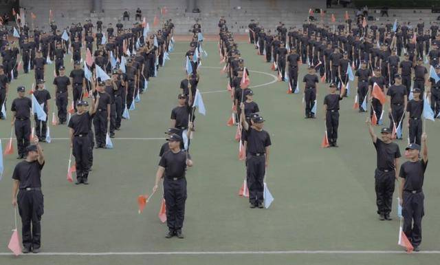 四川1000名学生复刻《三体》名场面 现实版人列计算机燃爆全国