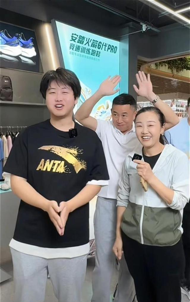 孙海洋妻子为叶锐聪加油 讨红包沾喜气