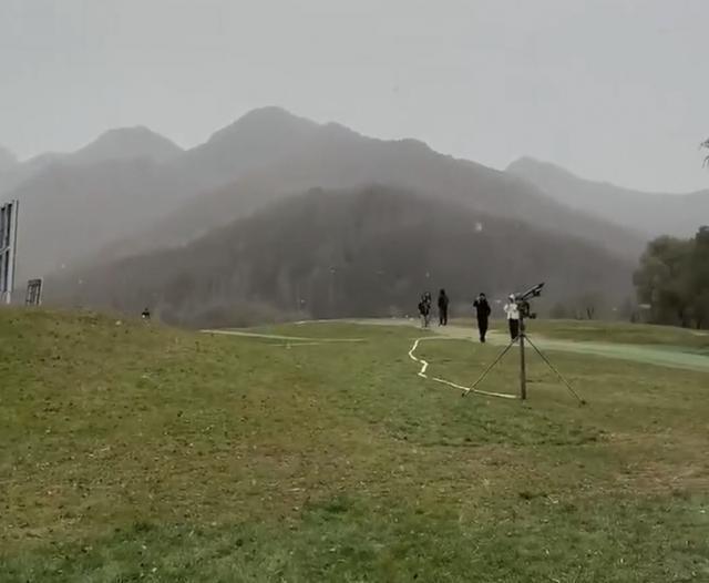 北京多区现零星小雨 山区飘雪 气候变迁下的新常态