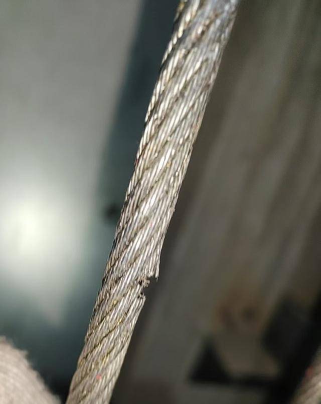 呼和浩特一小区23部电梯钢绳遭破坏 恶意切割引发安全担忧