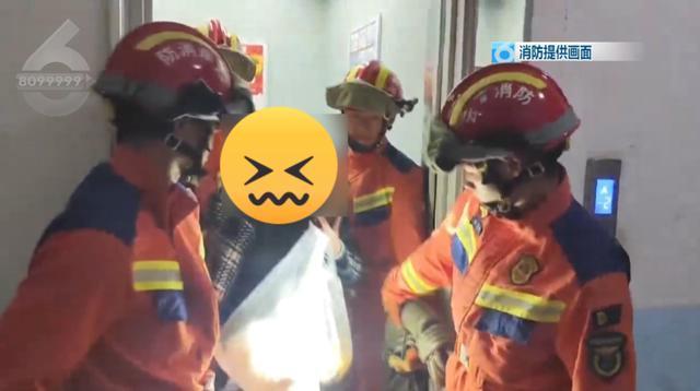 老人被困电梯 获救时突然瘫倒在地 紧张过度致体力不支
