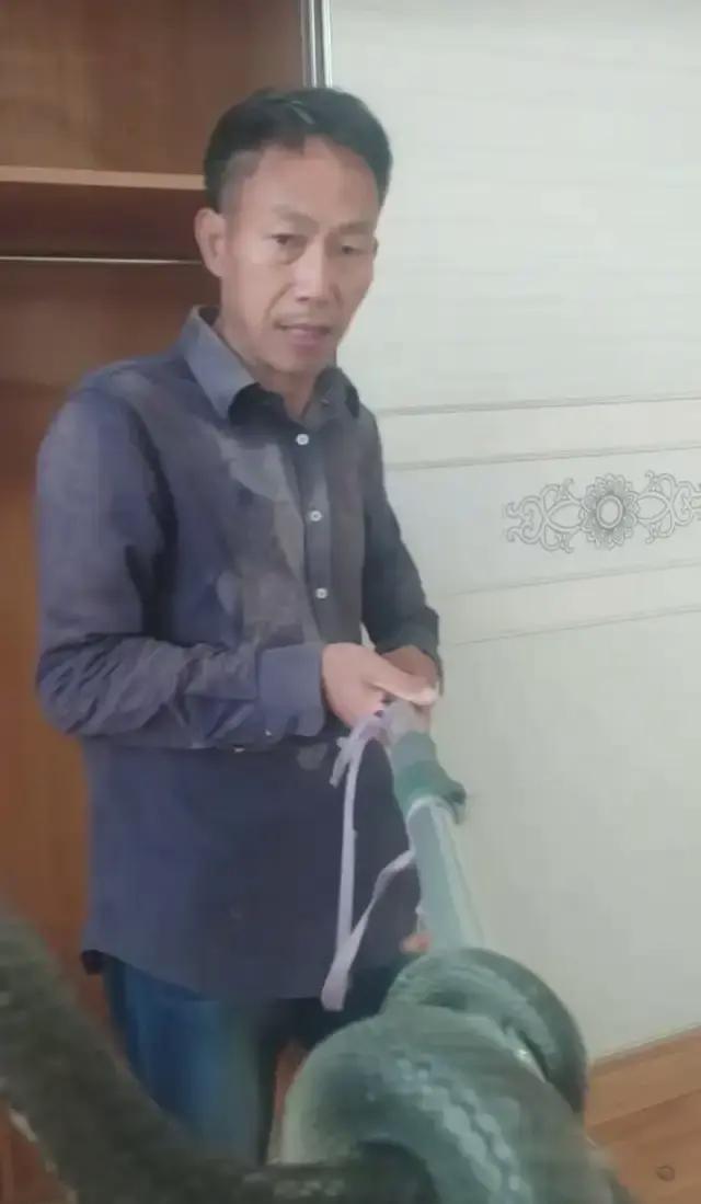 男子直播挖蛇被咬 去医院后失联 嫌血清贵独自离开