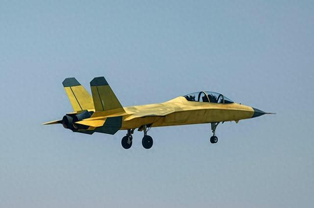 中国“超级小黄蜂”战机试飞炸场！双垂尾藏着啥玄机？作为一架内外兼修的战鹰，难怪它的亮相能引发如此巨大的关注