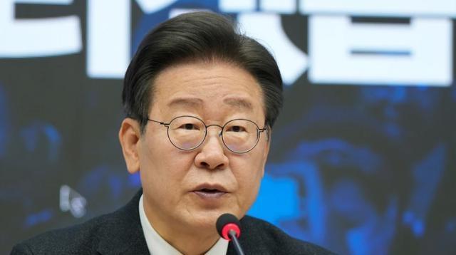 李在明高市早苗会晤握手合影