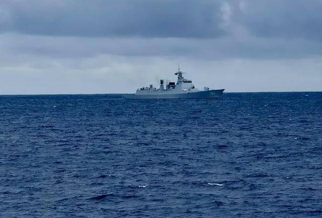 中国海军舰艇围观美菲澳新四国演习 5艘对4艘的围观现场