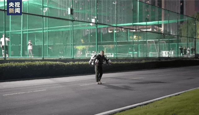 現(xiàn)實(shí)版“鋼鐵俠”太帥了 噴氣背包驚艷亮相