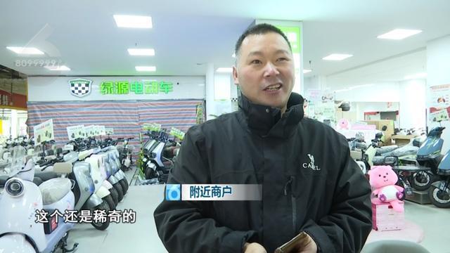 男人戴墨镜骑黑点赶紧路被罚 安全隐患引平和