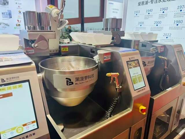 你常吃的现炒菜 厨师可能是机器人 后厨来了新“同事”
