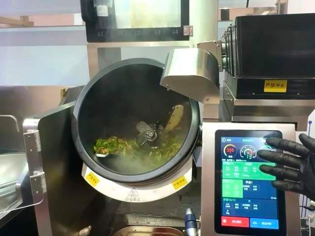 你常吃的现炒菜 厨师可能是机器人 后厨来了新“同事”