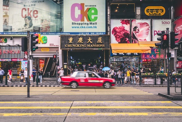 小孩跑向馬路 媽媽飛奔抱回