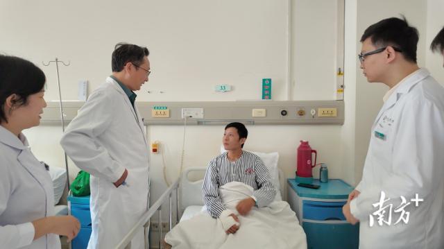 演员张颂文救人 收到大爱无疆锦旗 平凡善举温暖人心