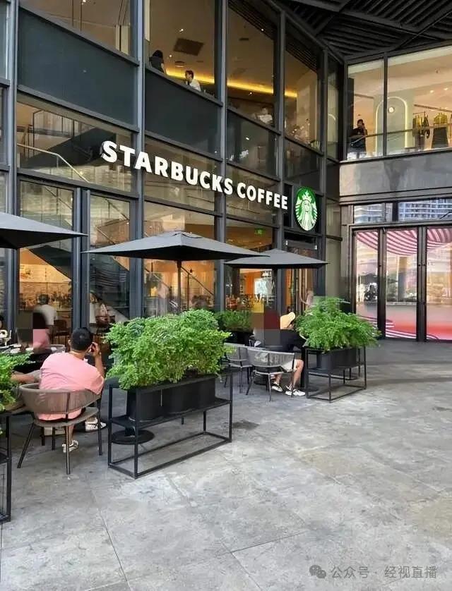 1瓶依云礦泉水22元 星巴克:銷量不錯(cuò) 消費(fèi)個(gè)性化現(xiàn)象