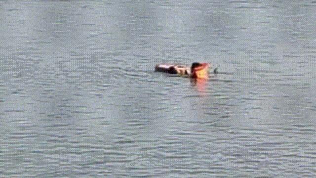 民警毫不犹豫跳入河中救人 警民携手化险为夷