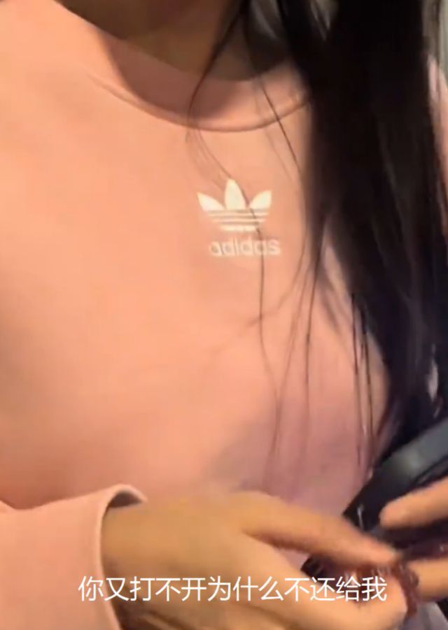 女子捡手机刷机拒还 嚣张态度引争议