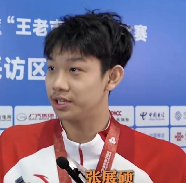 张展硕当记者上瘾了 抢话筒问退役报告
