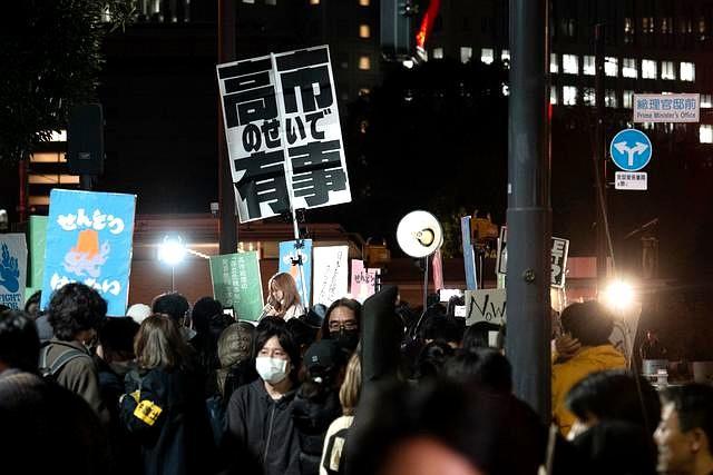 东京民众抗议称因高市才有事 街头怒火高涨