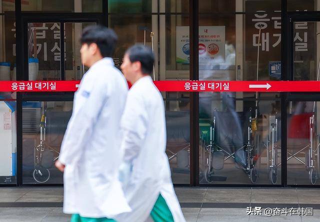 韩高中生抽搐昏迷被14家医院拒收 医疗体系遭质疑