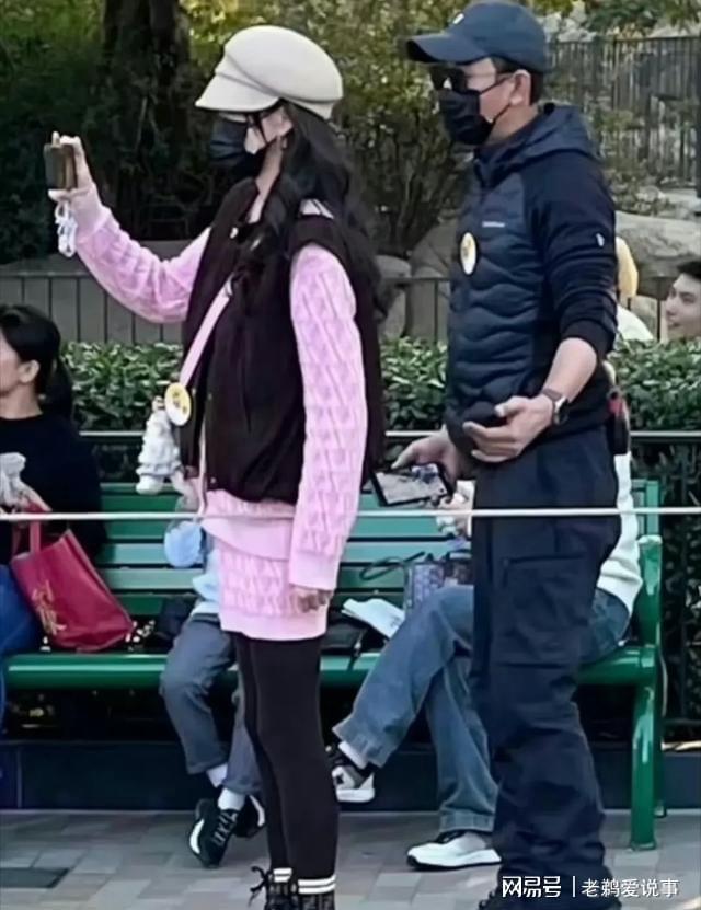 唐嫣父亲参加罗晋父亲葬礼 亲家情深共度难关