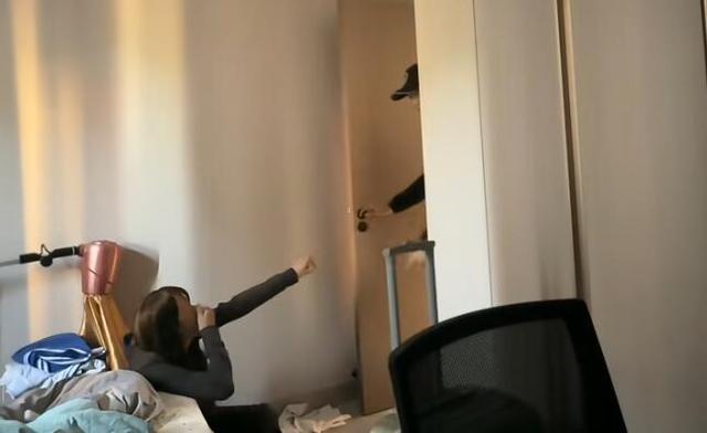 女生偷偷回家被家人误当作小偷 惊喜变惊吓