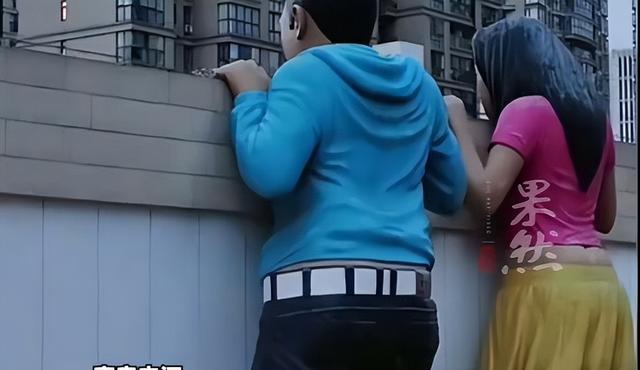 常州一楼顶惊现诡异人头雕像 网友热议夜间压迫感