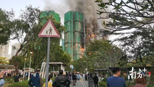 港澳辦:全力支持特區(qū)政府救災 消防英雄何偉豪英勇犧牲