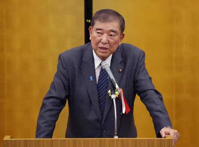 上千人围堵日本首相官邸,石破茂为高市早苗找补:她只是过过嘴瘾