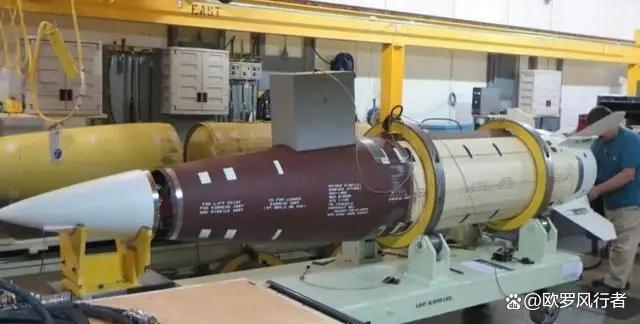 解放军远火对海射击精准命中小木板 展现卓越精度与威力