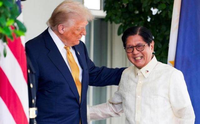 趁中日摩擦闯南海碰瓷？解放军摆阵亮剑，实弹射击教训菲律宾 震慑南海挑衅者