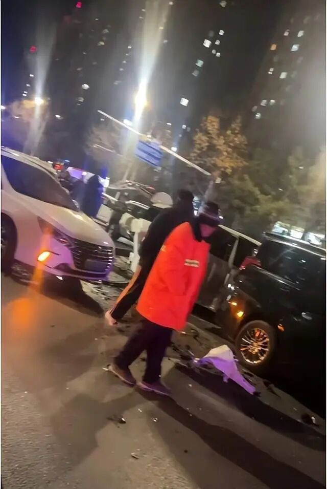河北一車疑似失控連撞數(shù)車 多車受損嚴重