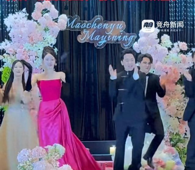 一对新人将婚礼秒变专业舞台