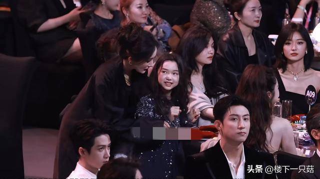 杨幂嫌弃董璇拍照 合影要求高引发互动