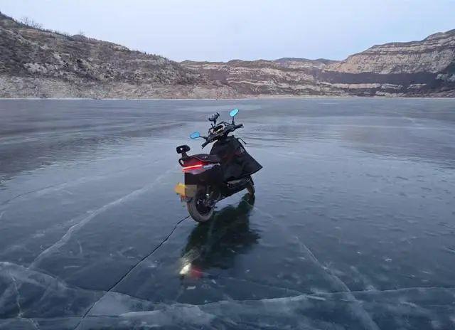 13匹馬被凍在冰面下 冬季冰面危機(jī)警示