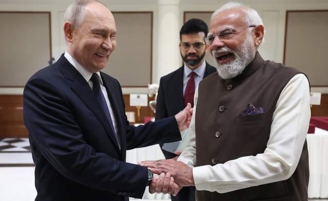 特朗普厕所门口受访被人推门撞到 美印博弈升级