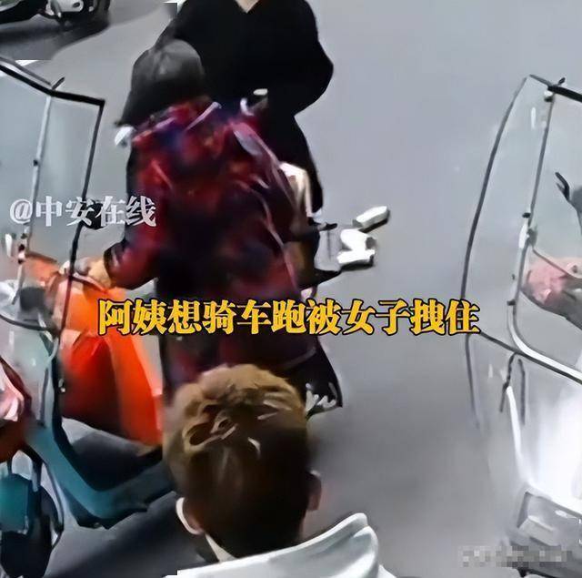 大媽搶紙箱推倒老人后續(xù)！