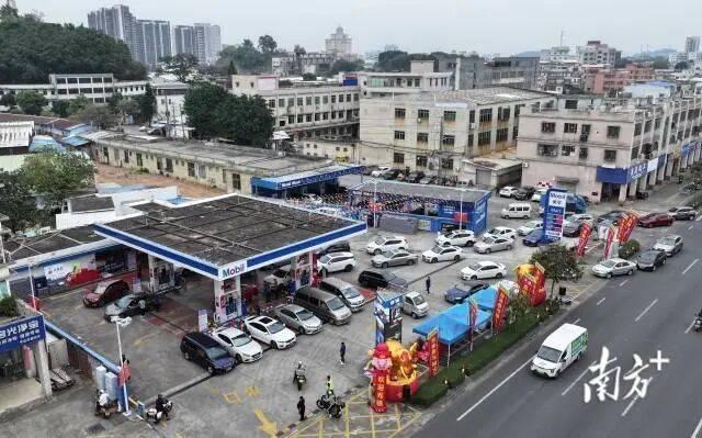 加油站请女模搞促销引热议 暴露衣着惹争议