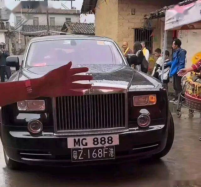 吕良伟回到老家陆川的祠堂祭祖 寻根情怀引热议