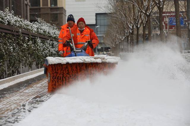 北京初雪后小雪人留下孩子們的快樂 雪中“撒野”樂趣多