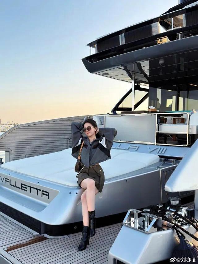 劉亦菲曬初雪哈哈合照 游艇日落美照引關(guān)注