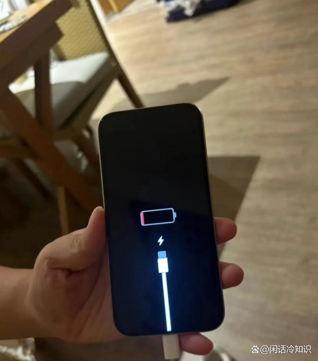 手機充電一整夜到底會不會傷害電池 警惕電池老化風(fēng)險