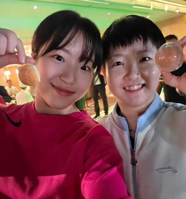 申裕斌安慰受傷的孫穎莎 同框逛街引發(fā)熱議