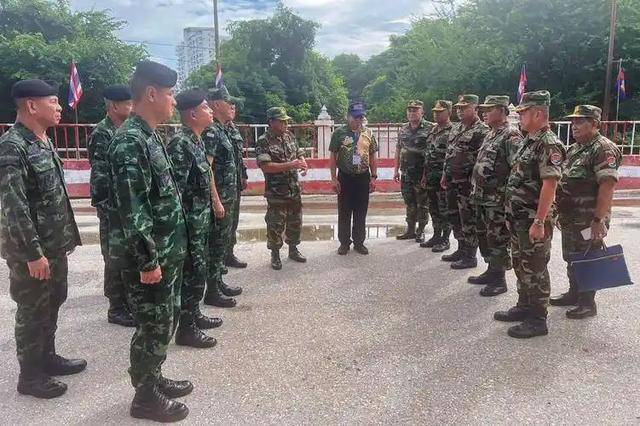 泰军机深入柬埔寨 难民辗转寺庙避难 边境冲突再起