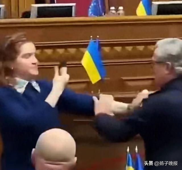 乌克兰议会现场激烈斗殴 女议员要求乌军总司令下台