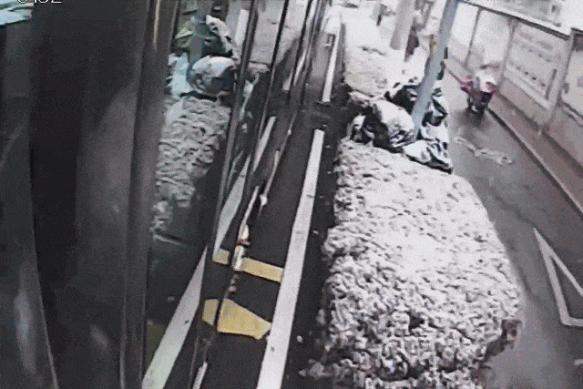 为学生清理身上积雪的司机找到了 暖心举动获赞