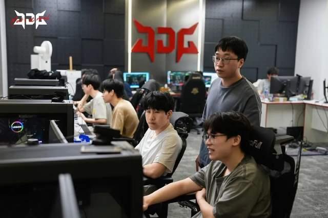 BLGvsLNG德杯G1：Viper强势加盟BLG首秀！XUN野区单杀带起节奏！ BLG首秀备受期待