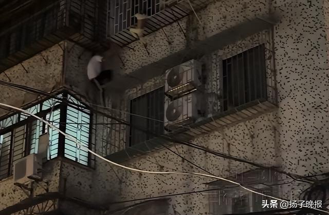 幼童悬挂4楼3小伙徒手爬楼救下 英勇救援感动网友