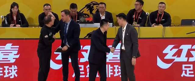 四冠王32分惨败，镜头给到杨鸣，一脸无奈 广厦复仇成功