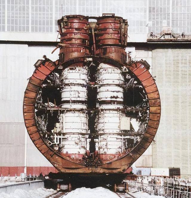 朝鲜战略导弹核潜艇为何围壳巨大 独特设计引发热议