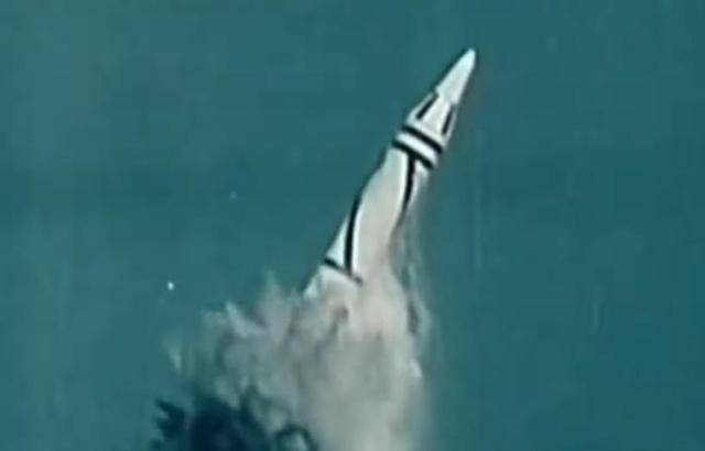 朝鲜战略导弹核潜艇为何围壳巨大 独特设计引发热议