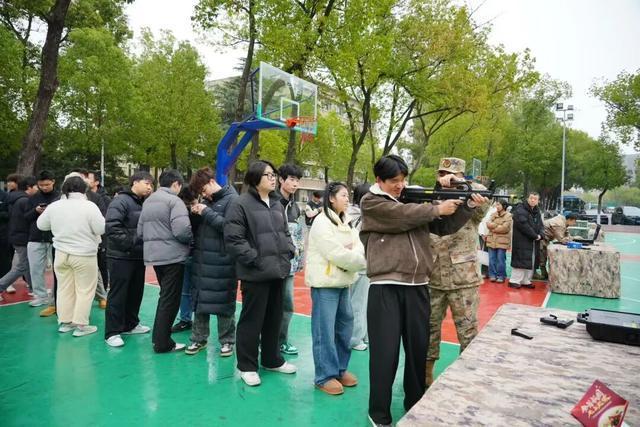 征兵宣传进校园点燃学子从军报国热情 政策解读与榜样引领
